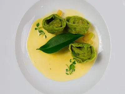 Massa recheada de camarão e nduja, chuchu e beurre blanc de vinho do Porto branco | Band Receitas