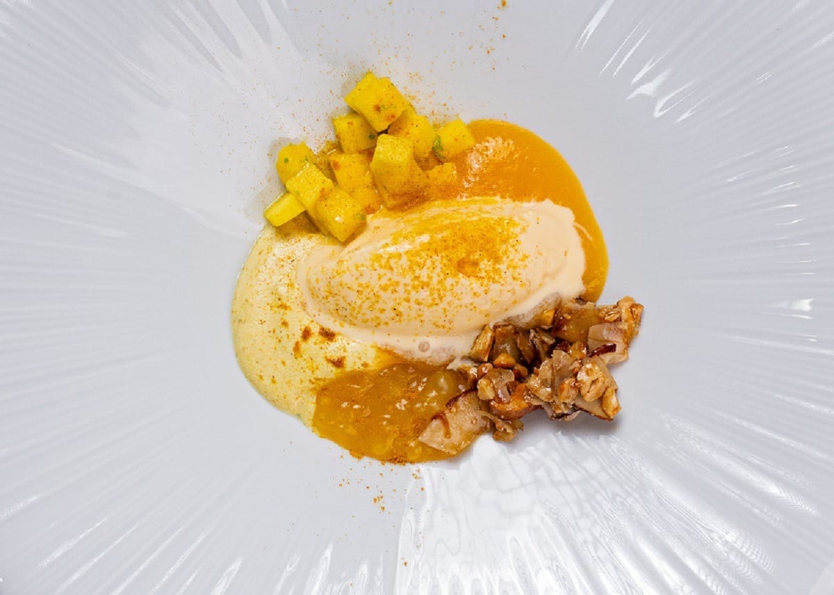 Sorvete de tapioca com lírio-do-brejo, manga, curry e crocante de castanha com rapadura | Band Receitas