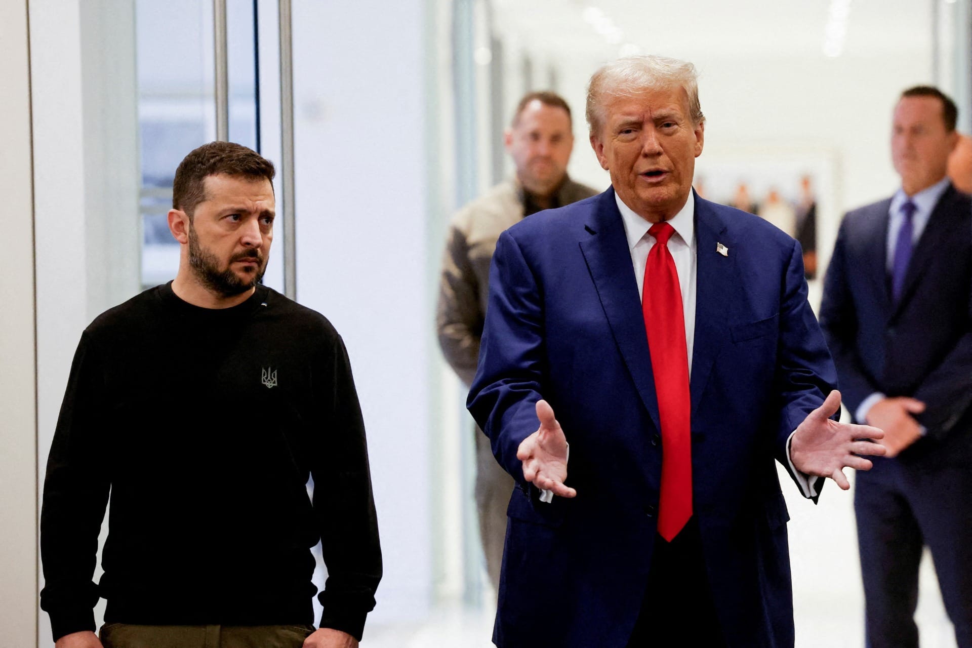 Trump chama Zelensky de “ditador” em rede social