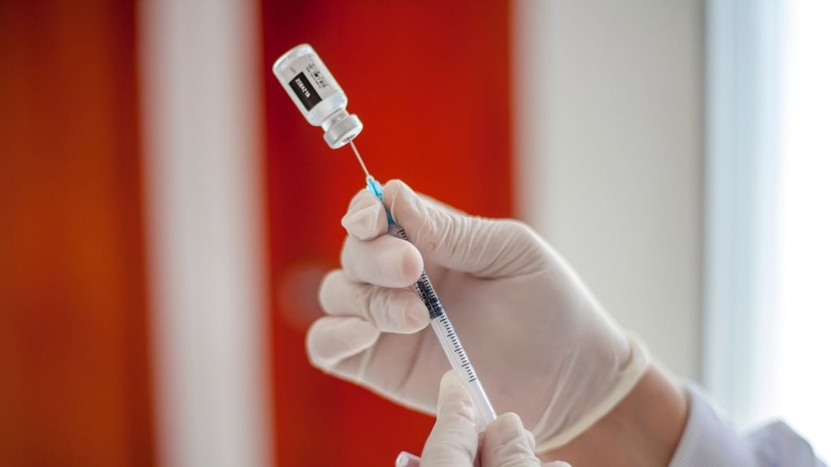 Corte de investimento dos EUA em vacinas com mRNA é um 'duro golpe', afirma OMS