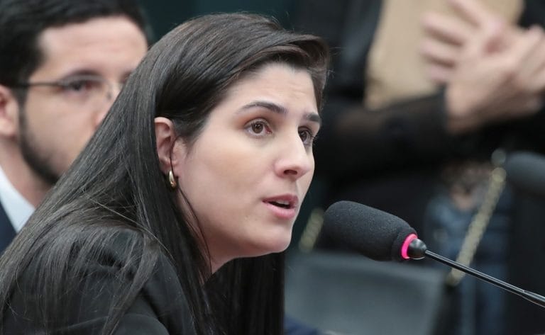Proposta que impede aborto legal tem votação adiada por deputados