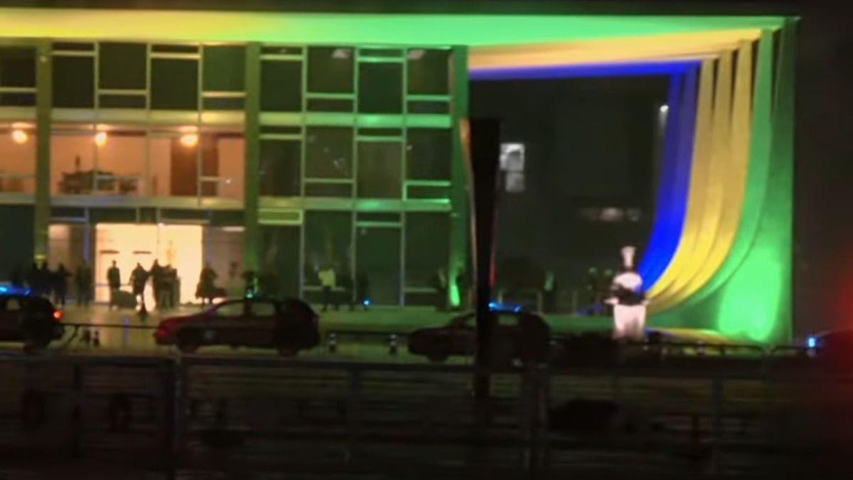 Vídeo mostra momento que bomba é lançada e explosões na Praça dos Três Poderes