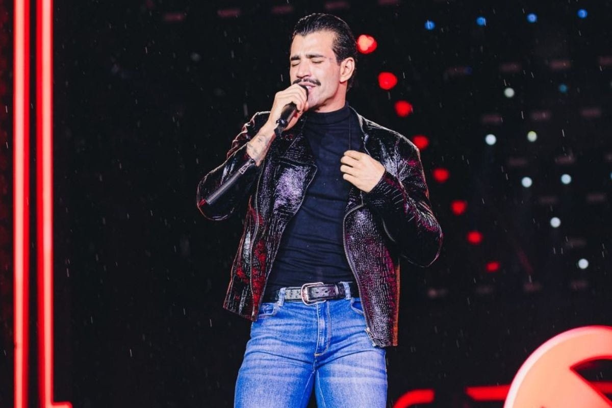 Gusttavo Lima canta sucessos em show debaixo de chuva e quase cai