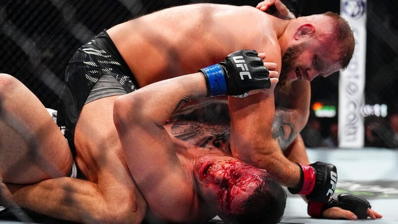 UFC 309: Jhonata Diniz sofre com cotoveladas e perde para Marcin Tybura após interrupção médica