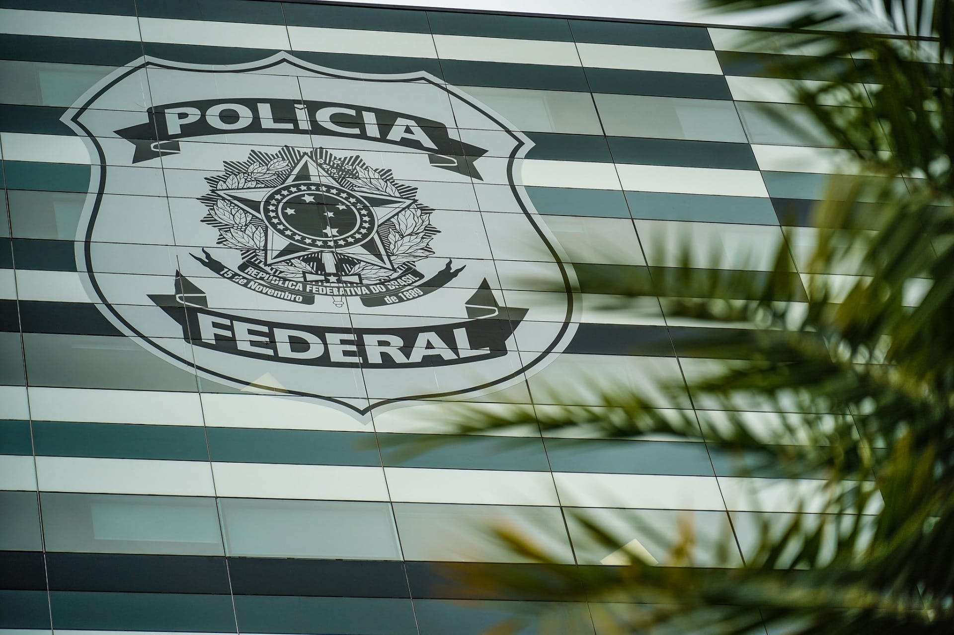 PF faz buscas e mira operador financeiro de fraudes contra aposentados do INSS