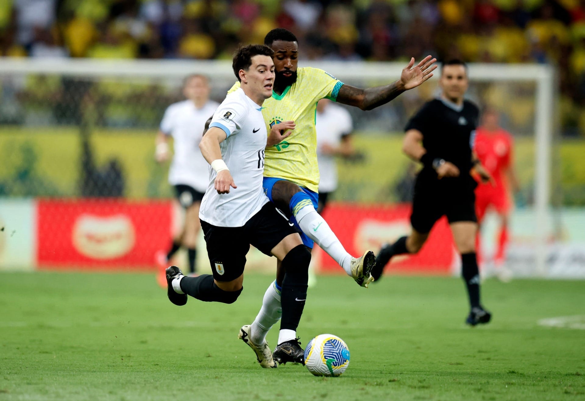 Brasil empata com Uruguai, é vaiado e termina o ano em 5º lugar nas Eliminatórias