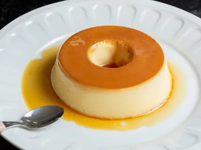 No Dia do Pudim, saiba como fazer sobremesa lisinha e versão com furinhos (tem quem goste!)