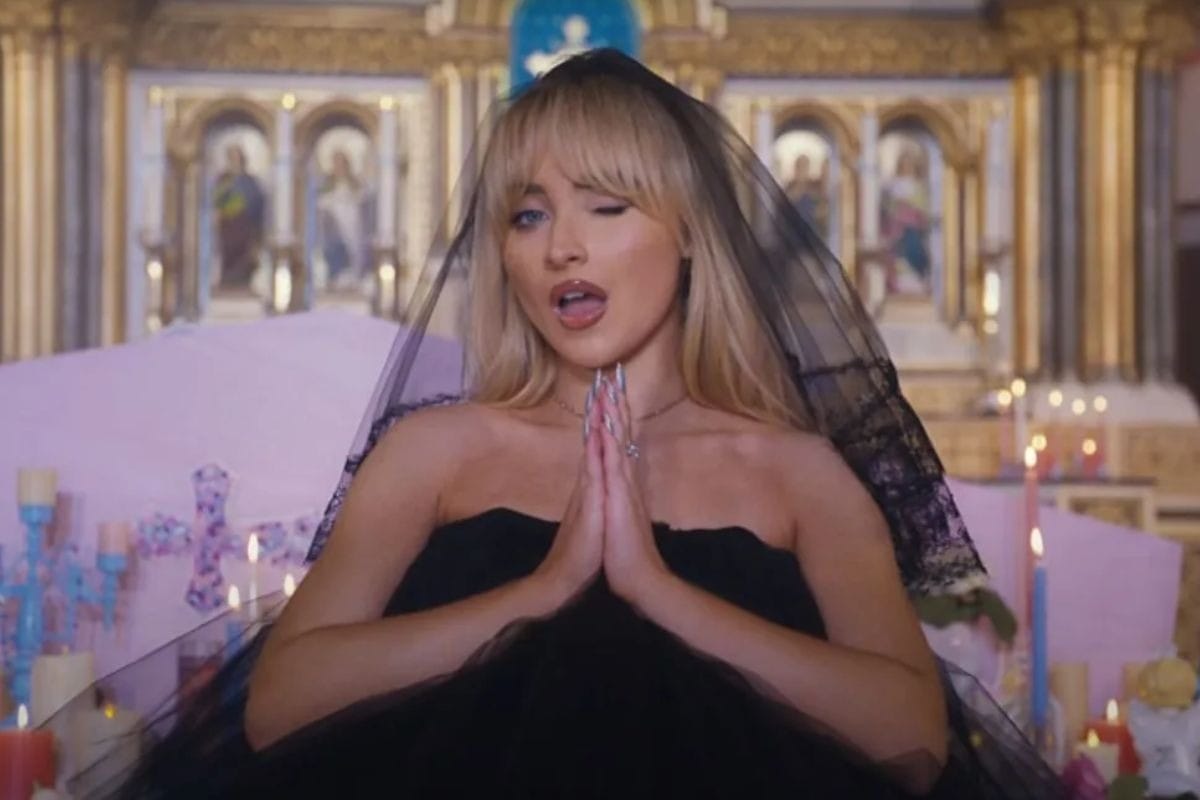 Padre perde cargo após “emprestar” igreja para Sabrina Carpenter gravar clipe sensual