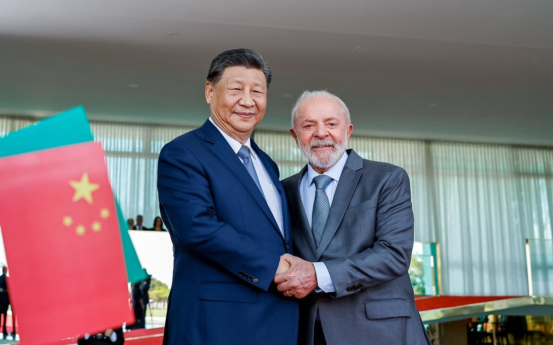 Tarifaço: China diz que está disposta a trabalhar com o Brasil para defender comércio