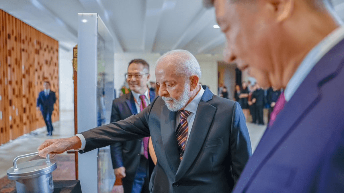 Xi Jinping presenteia Lula com pedaço da Lua em jantar no Itamaraty