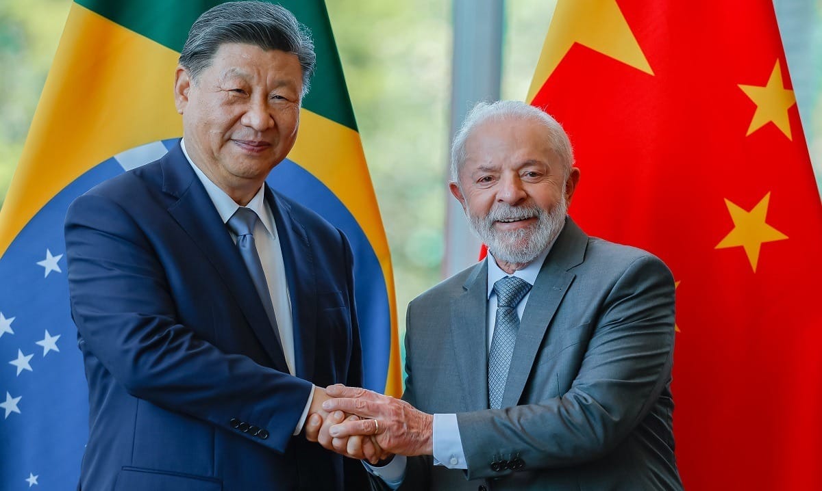 Amostra lunar dada a Lula deve ser incorporada pela União, tal como joias de Bolsonaro