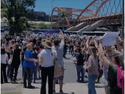 Conselheiros tutelares protestam em frente à sede da Prefeitura do Rio