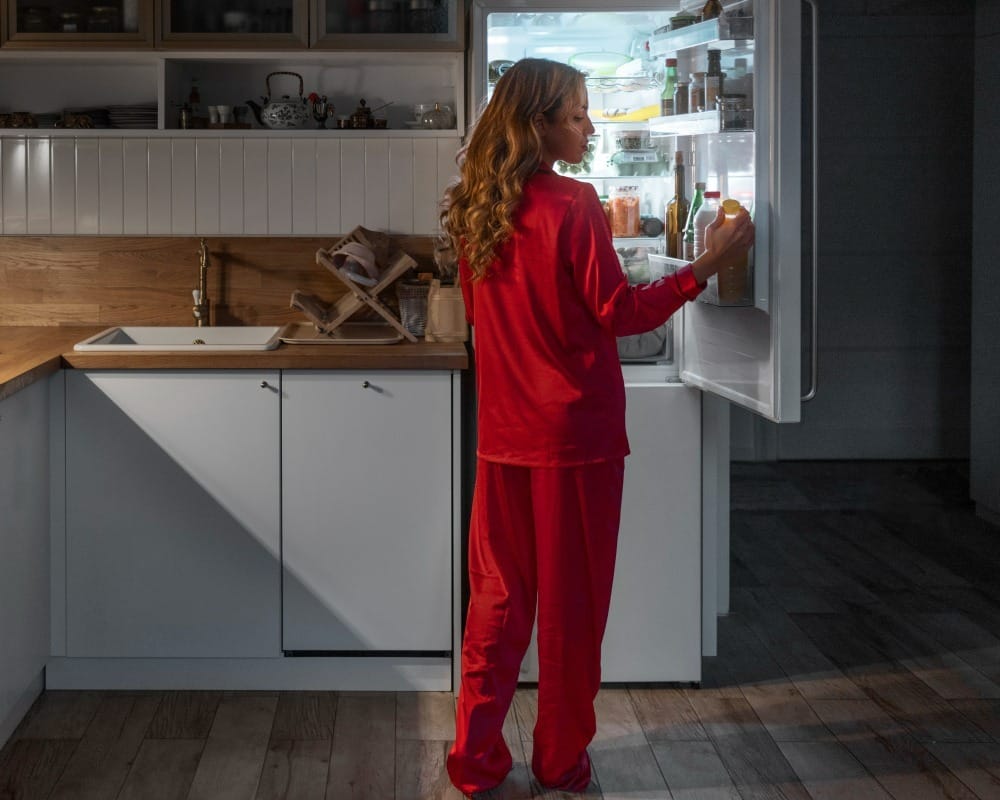Considerar os modelos de portas e freezers garante mais organização no armazenamento dos alimentos / Foto: Freepik