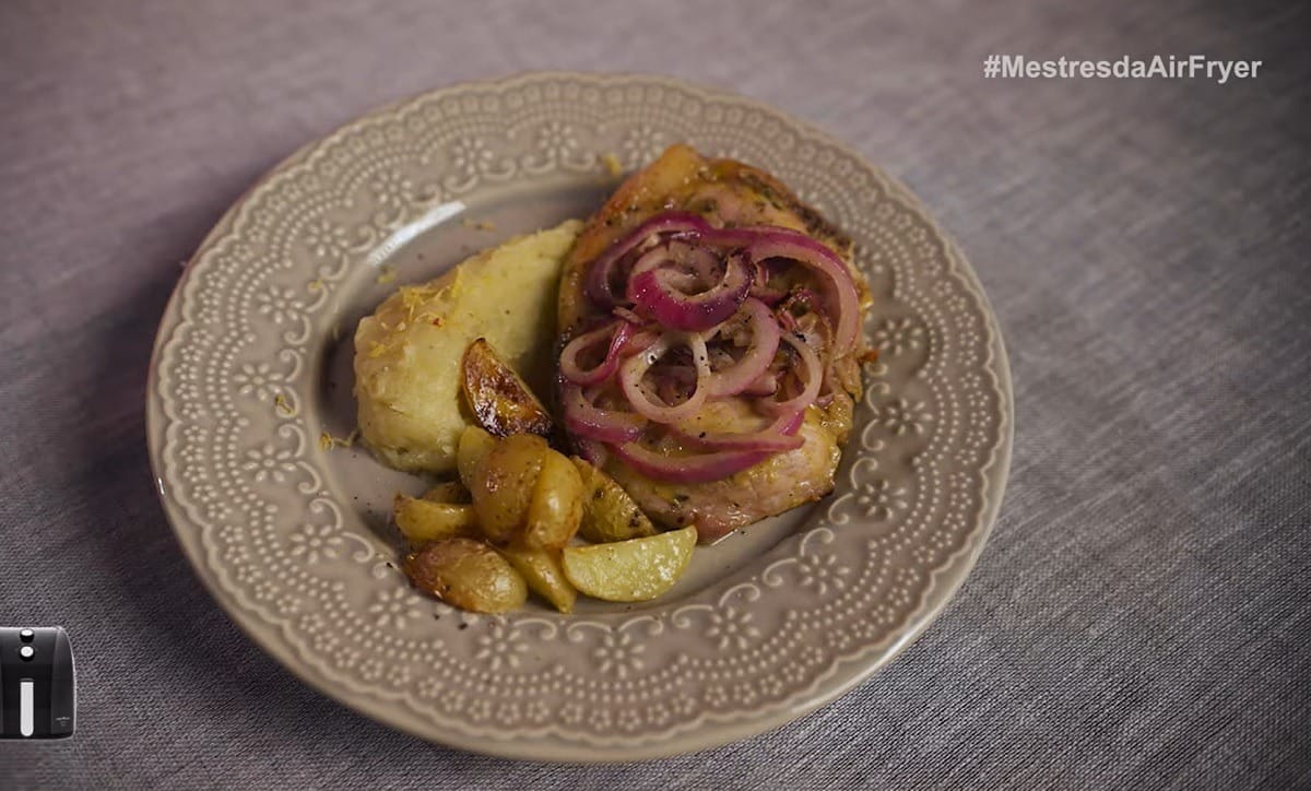 Bisteca com mostarda e mel, batata bolinha assada, cebola roxa e purê de banana | Band Receitas
