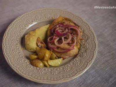 Bisteca com mostarda e mel, batata bolinha assada, cebola roxa e purê de banana | Band Receitas