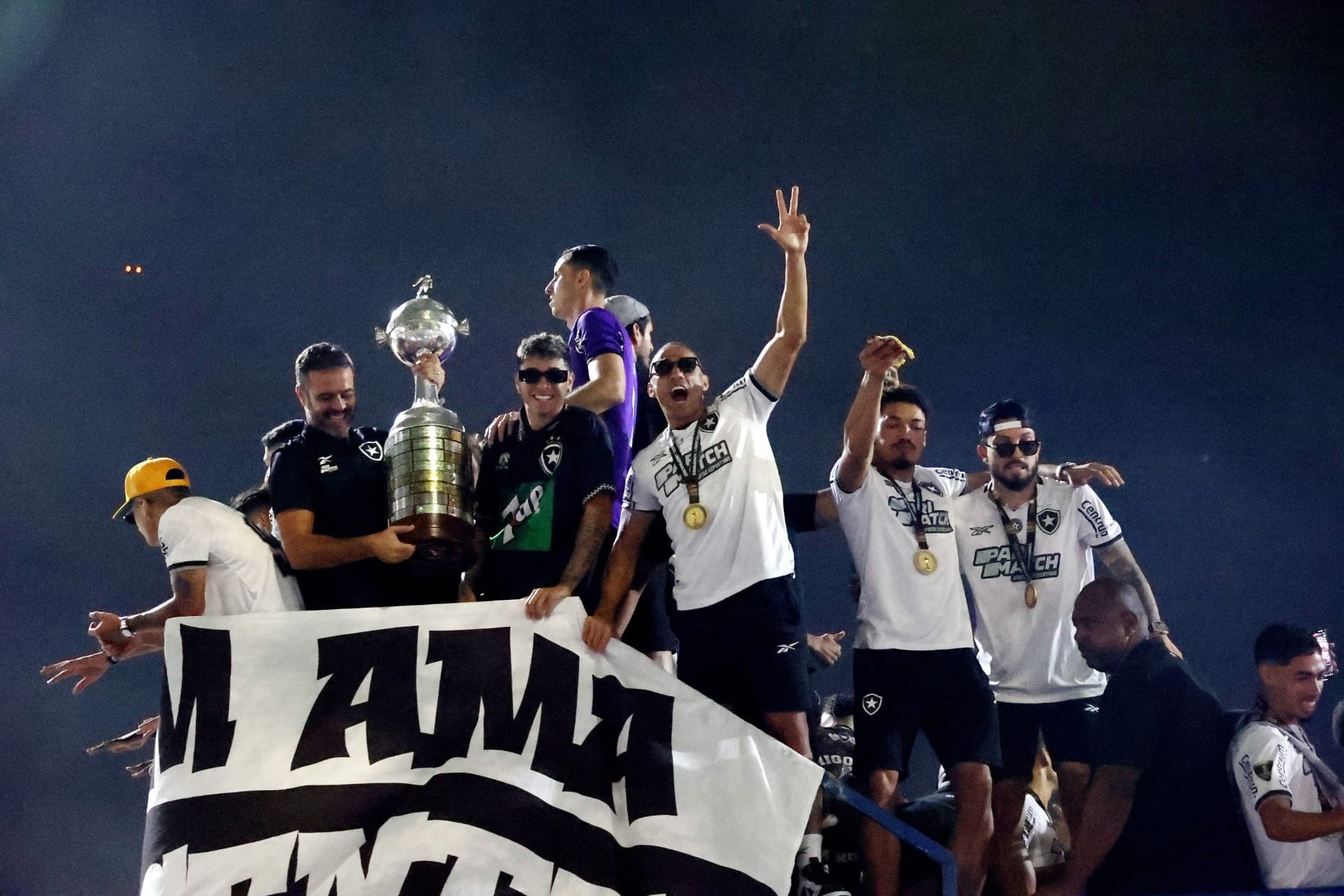 Botafogo comemora título da Libertadores no Rio de Janeiro; veja imagens