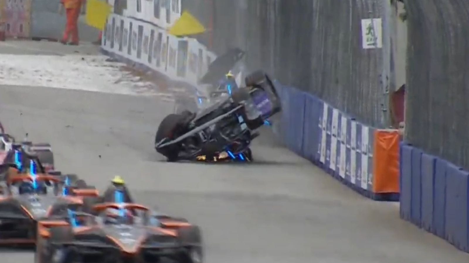 IMPRESSIONANTE! Carro é jogado contra grade e fica de ponta-cabeça na Fórmula E; assista