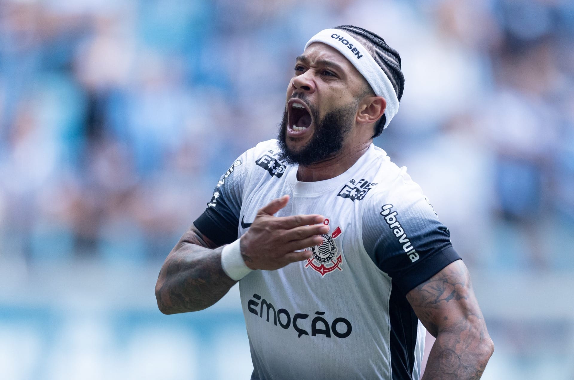 Yuri Alberto e Memphis marcam, Corinthians ganha jogo tenso com o Grêmio e termina 2024 em alta