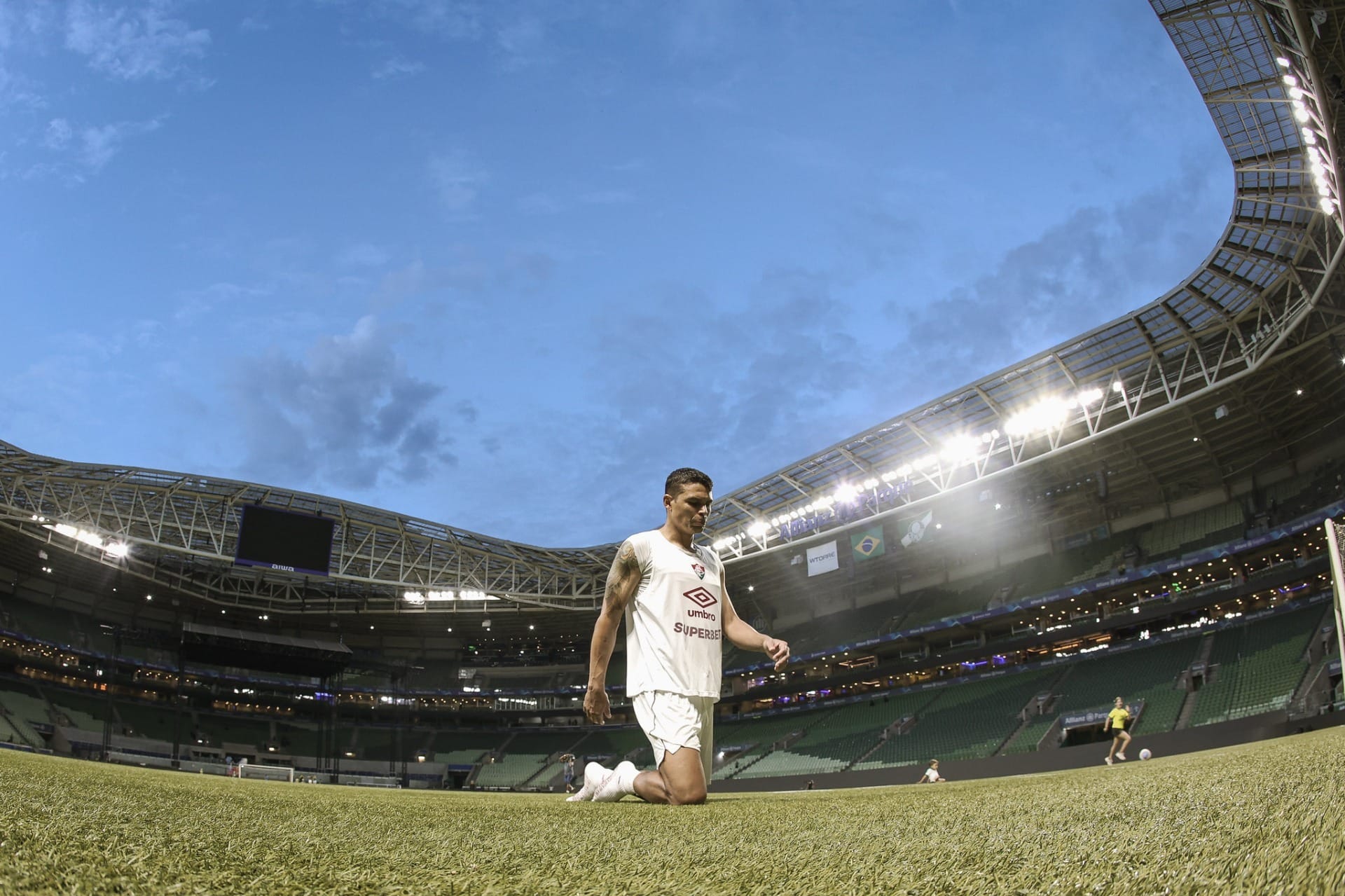 Thiago Silva paga promessa de joelhos no Allianz Parque após Fluminense permanecer na Série A
