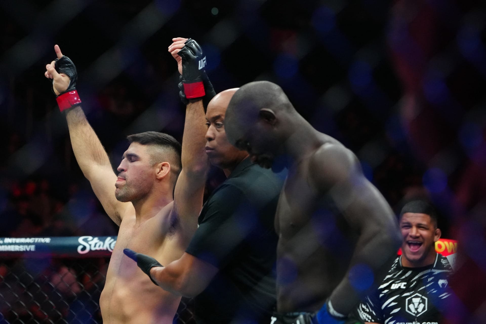 UFC 310: Vicente Luque atropela adversário e vence por finalização aos 52 segundos de luta