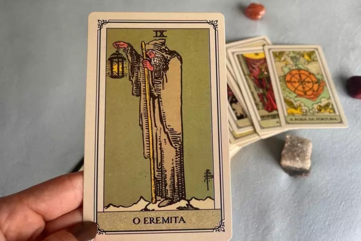 Previsões do Tarot 2025: entenda como O Eremita, a carta do ano, impacta a sua vida