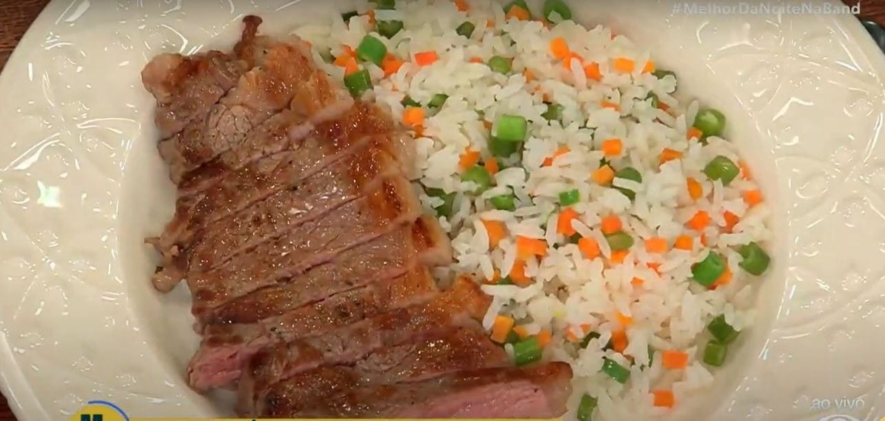 Contrafilé acebolado com arroz com vagem e cenoura | Band Receitas