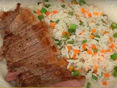 Contrafilé acebolado com arroz com vagem e cenoura | Band Receitas