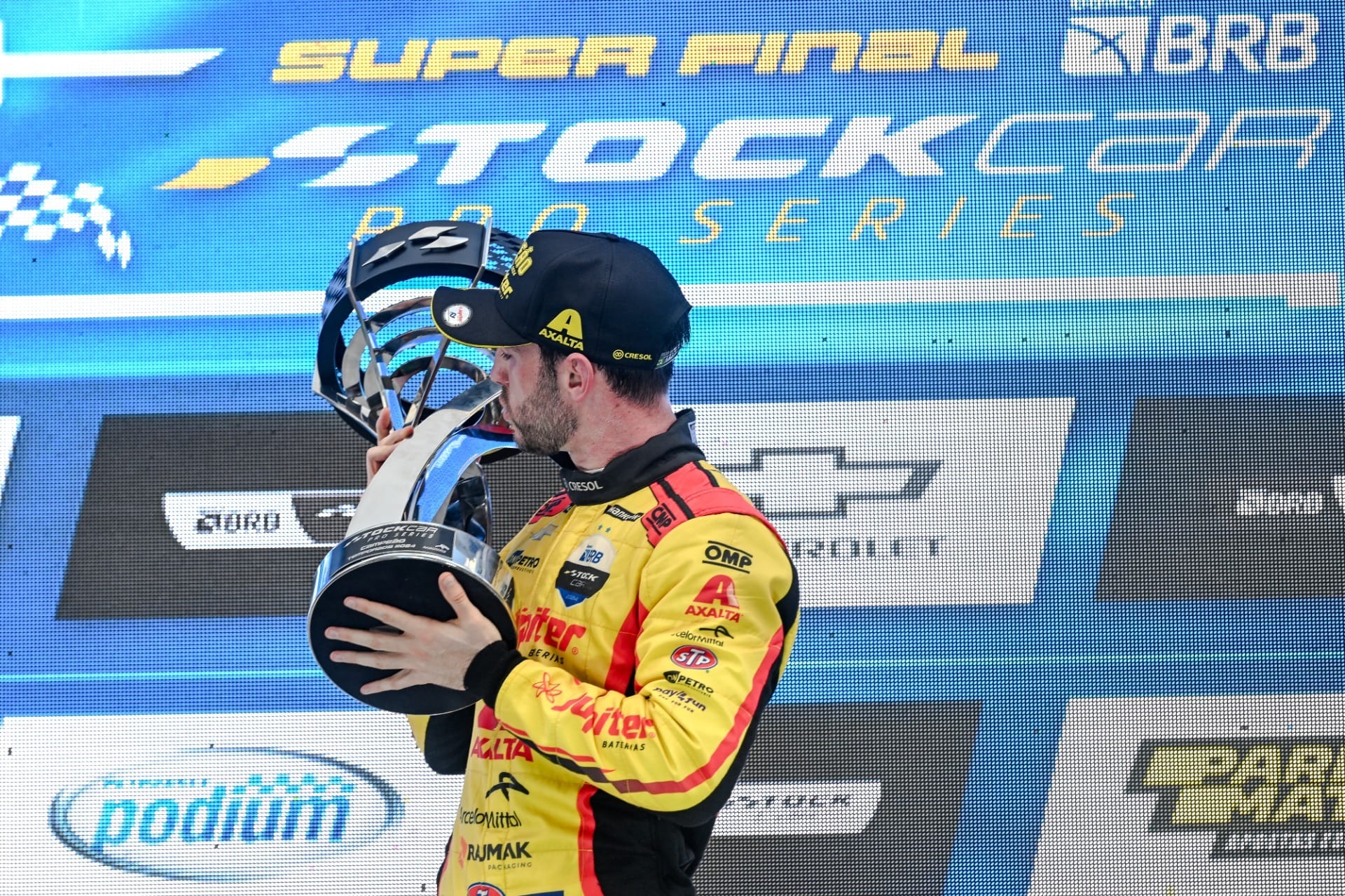 Gabriel Casagrande é tricampeão da Stock Car; Guilherme Salas vence corrida em Interlagos