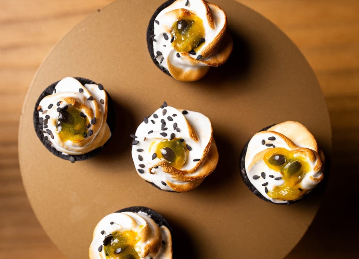 Tartelette de maracujá com gergelim e cacau preto | Band Receitas