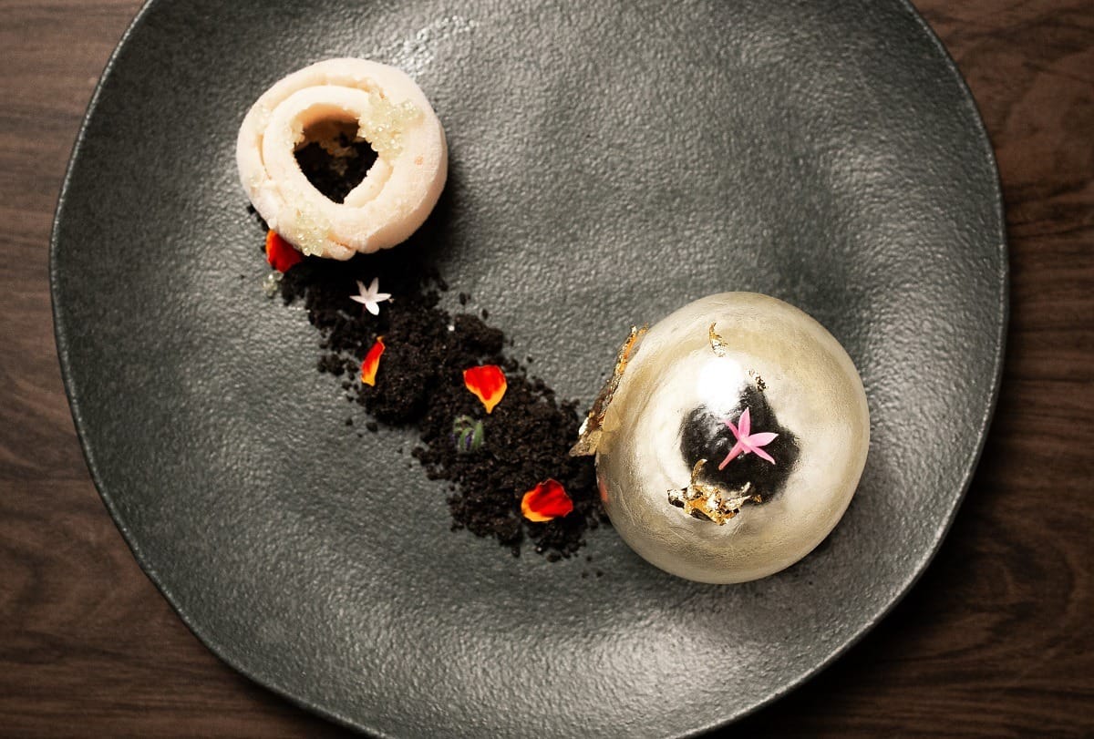 Esfera de yuzu com praliné de gergelim preto e sorvete de lichia com mel | Band Receitas