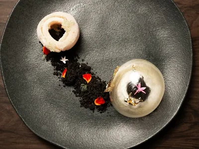Esfera de yuzu com praliné de gergelim preto e sorvete de lichia com mel | Band Receitas