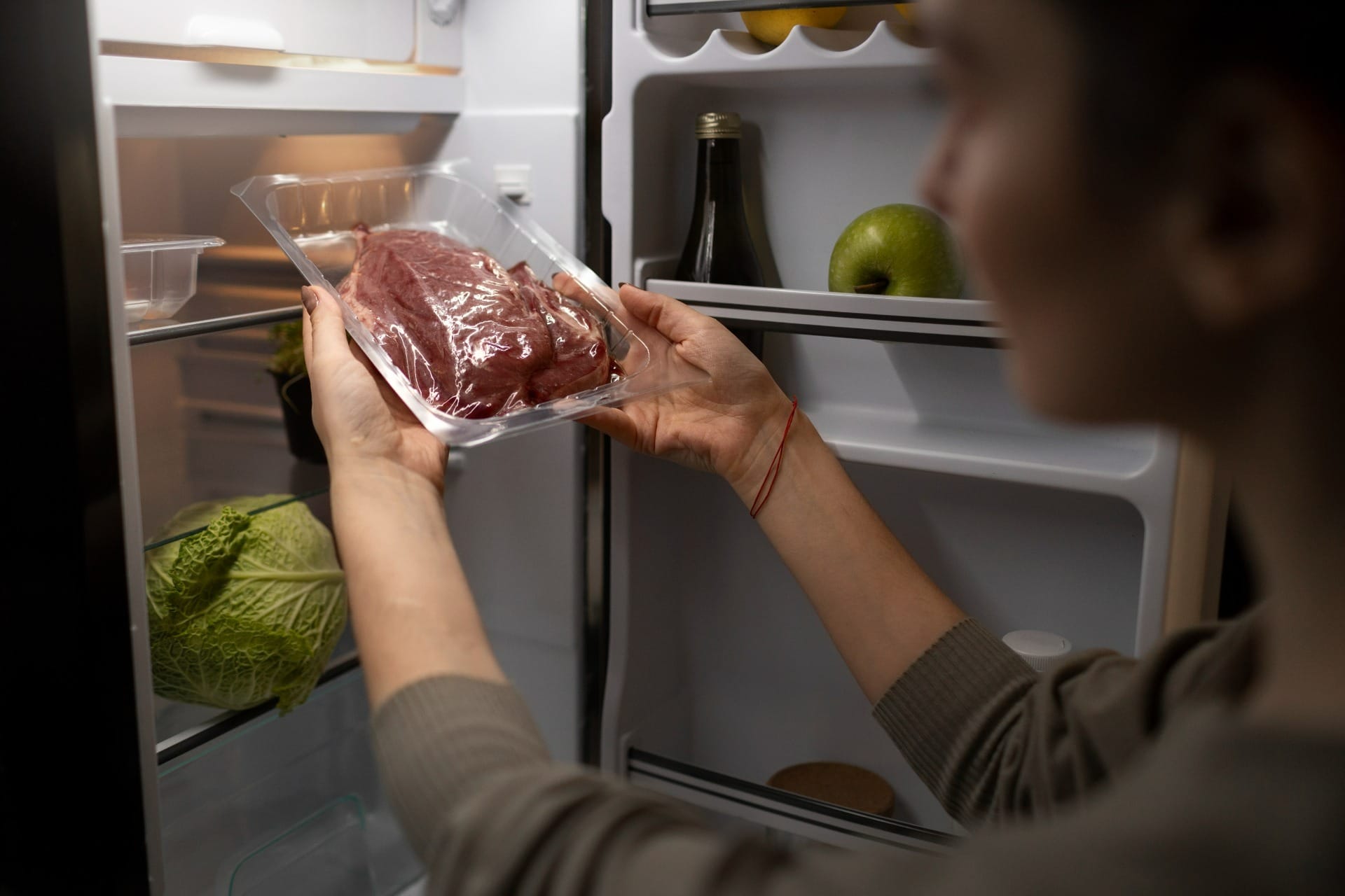 A porta duplex divide o freezer e o refrigerador, facilitando a organização. / Foto: Freepik