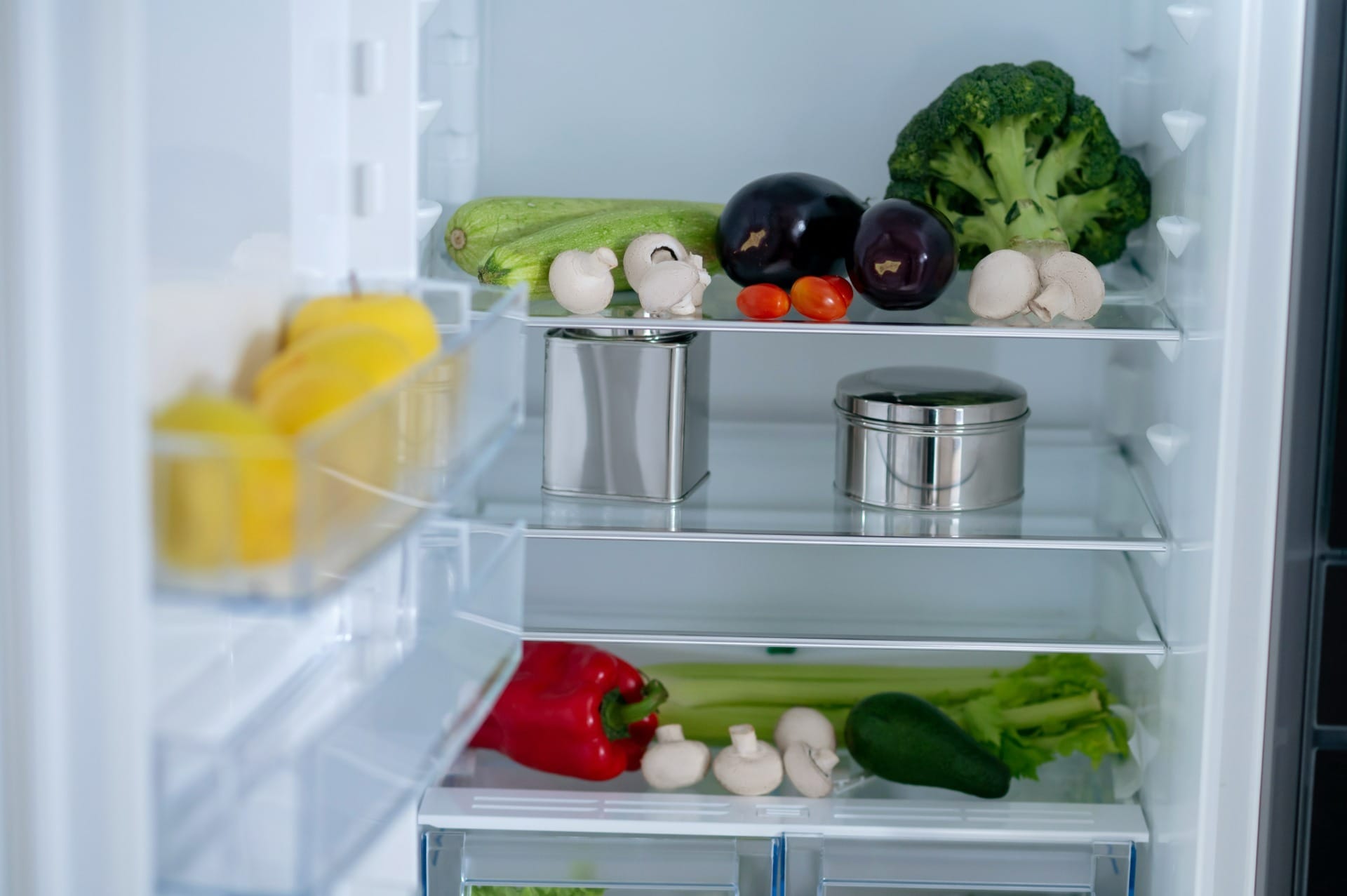 O modelo french door é equipado com duas portas para refrigeração e uma para congelador. / Foto: Freepik
