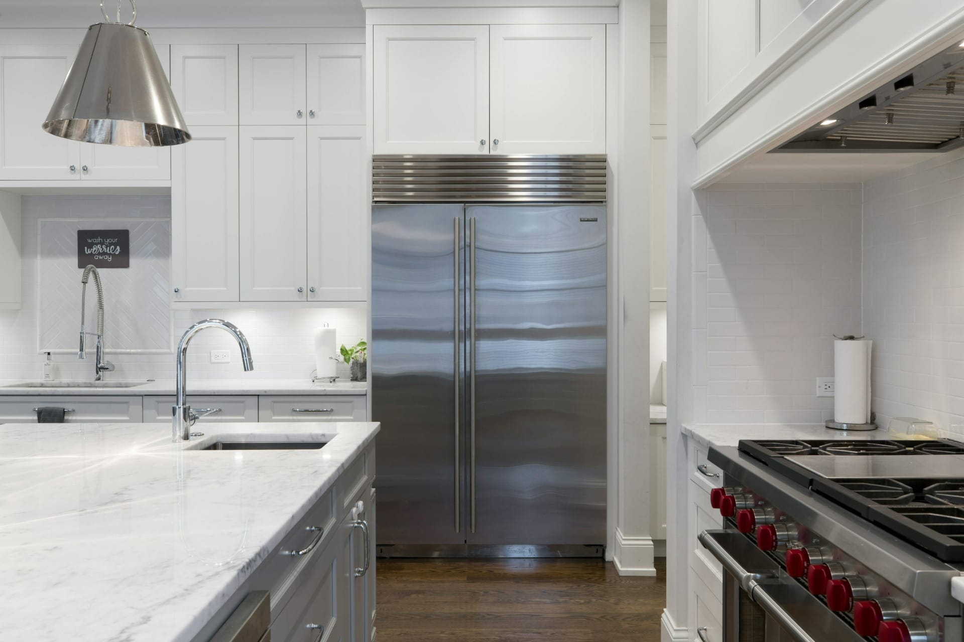 O modelo side by side oferece espaços iguais para freezer e refrigerador, com fácil acesso. / Foto: Freepik