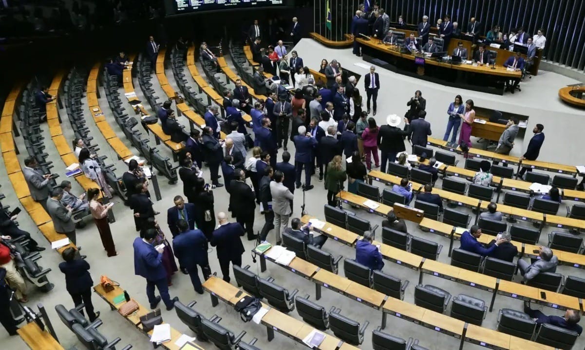 Câmara aprova PL que reduz penas de envolvidos em atos golpistas