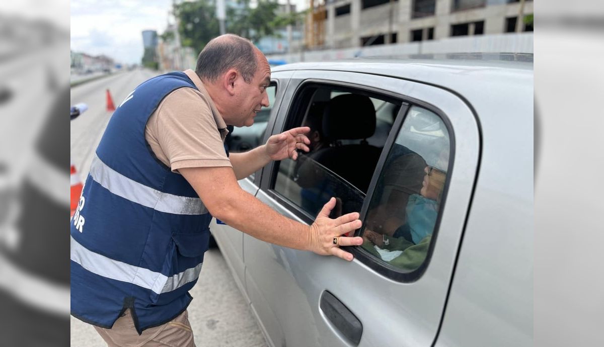 Procon e Sec. de Defesa do Consumidor fiscalizam cobrança de ar-condicionado por motoristas.