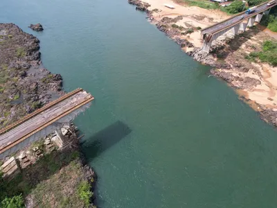 Últimos veículos que estavam na Ponte Juscelino Kubitschek são retirados