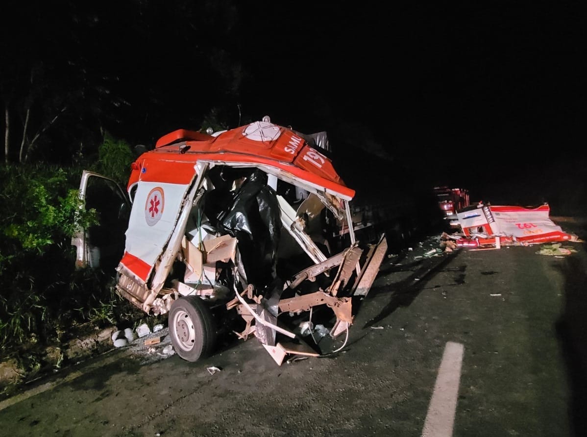 Batida entre ambulância e caminhão deixa quatro mortos no Paraná