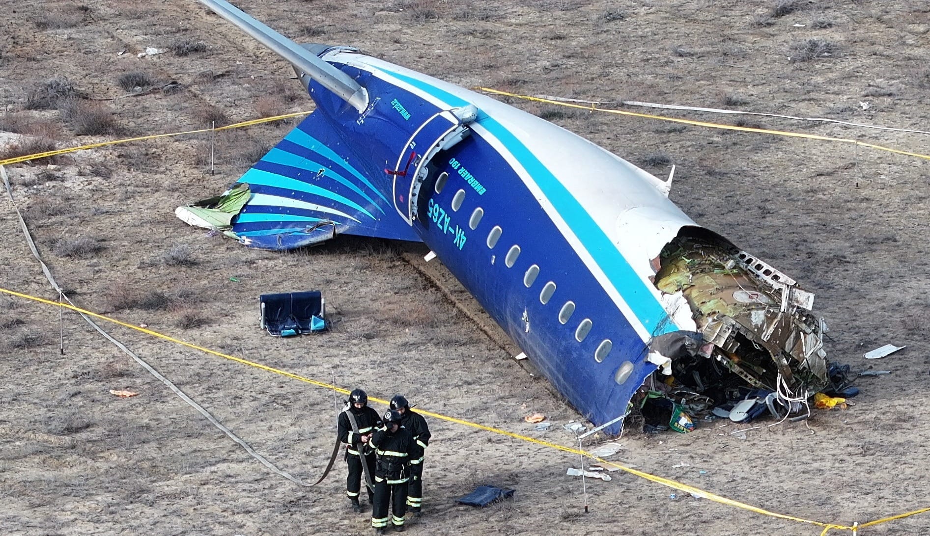 Avião que caiu no Cazaquistão tinha marcas similares a tiros na fuselagem; veja imagens