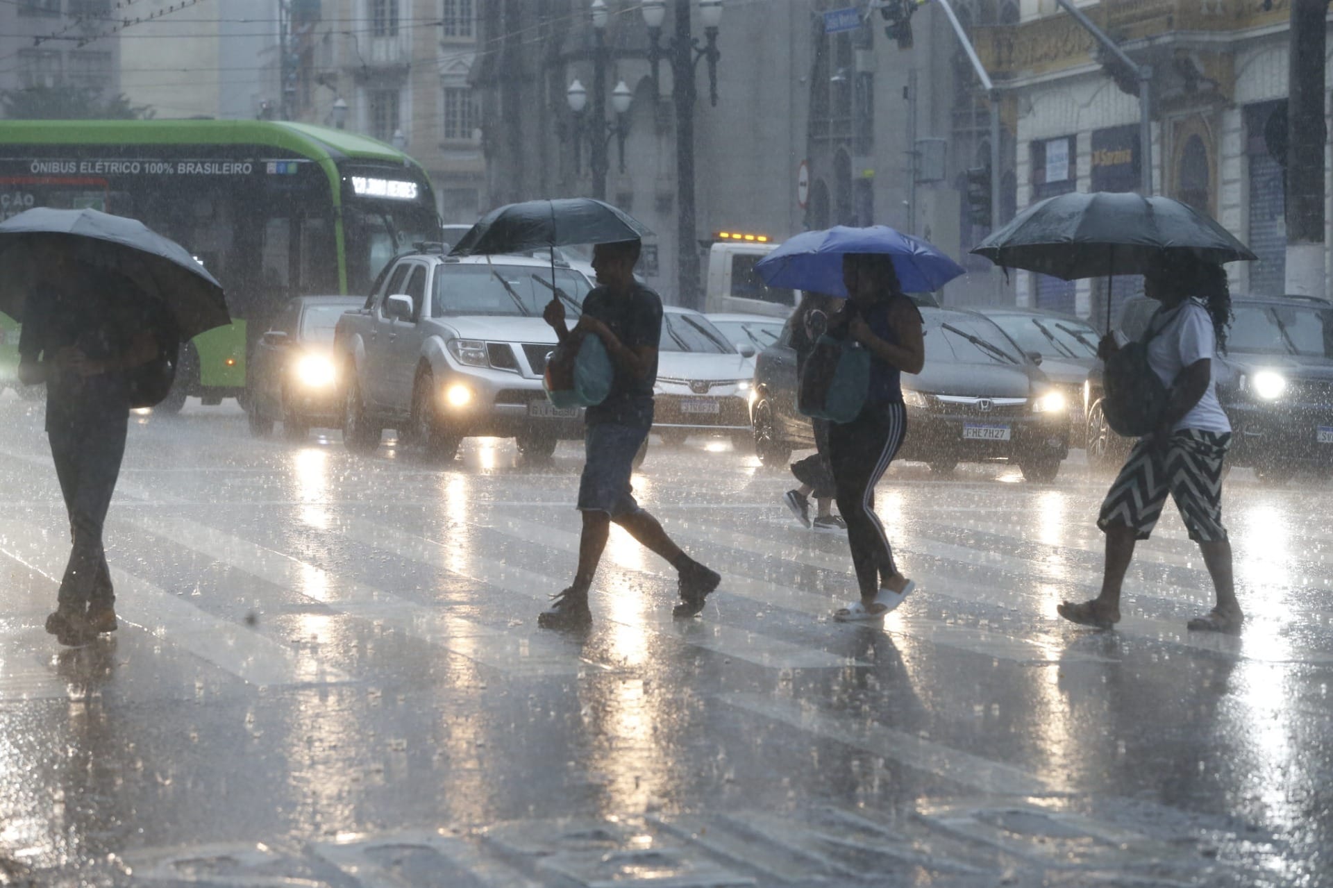Calor e chuvas de verão marcam o fim de novembro no Brasil