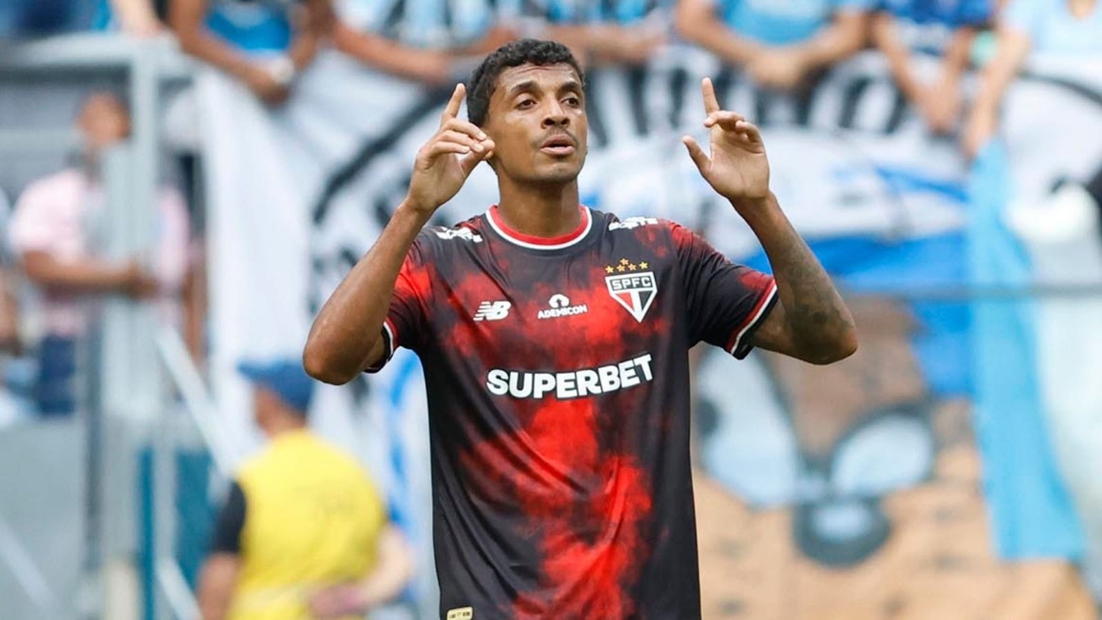 Luiz Gustavo vai ao CT do São Paulo em 1º dia do tratamento do tromboembolismo fora do hospital