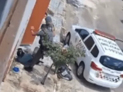 Policiais militares são flagrados agredindo homem durante abordagem em Cosmópolis