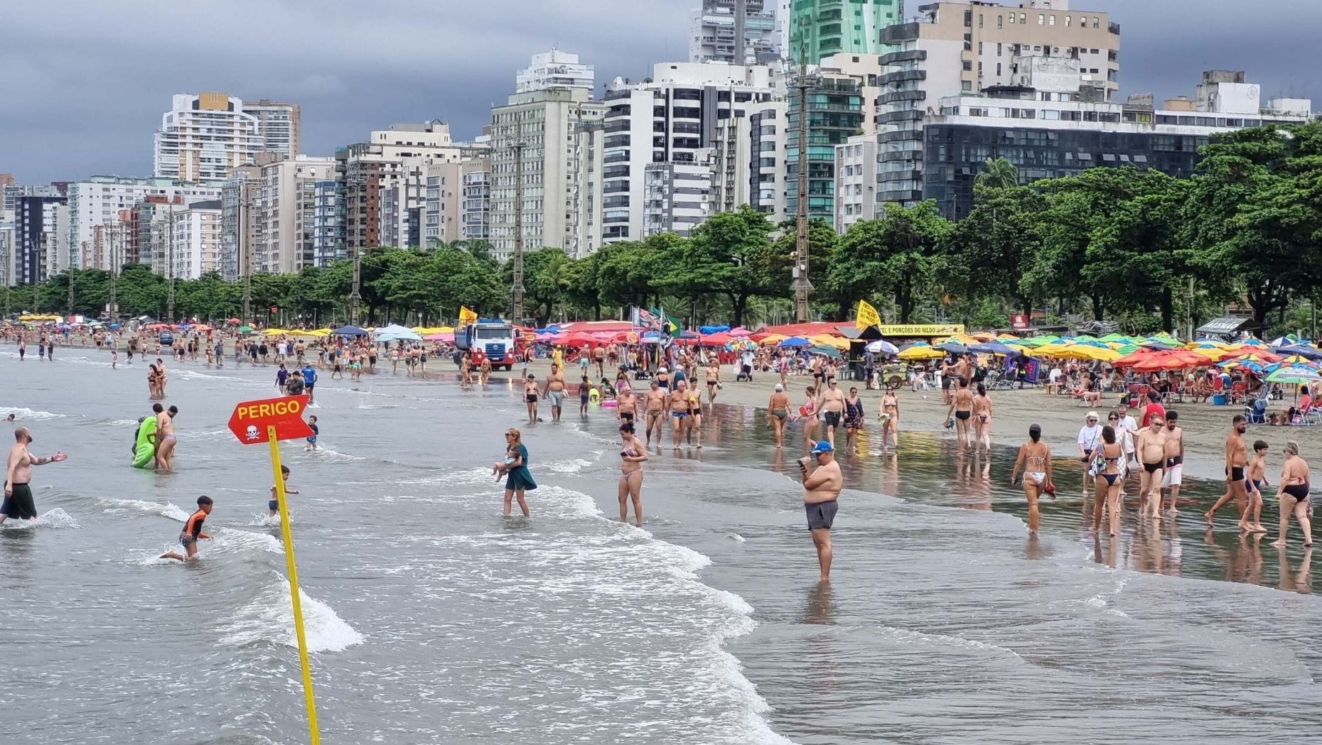 Número de praias impróprias para banho diminui no litoral paulista