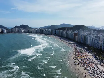 Virose: Secretaria de Saúde de SP orienta banhistas a evitarem entrar no mar 24h após chuvas