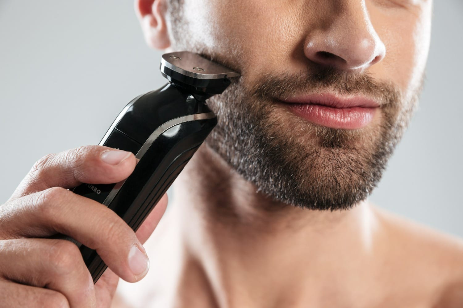O aparador de pelos ajuda a manter a barba alinhada, sem remover os fios totalmente. / Foto: Freepik