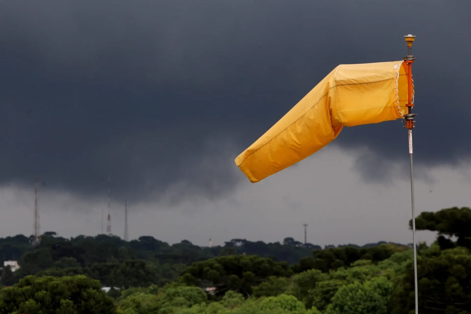 Ventos de até 60km/h: Inmet alerta para tempestade no Vale e Litoral Norte