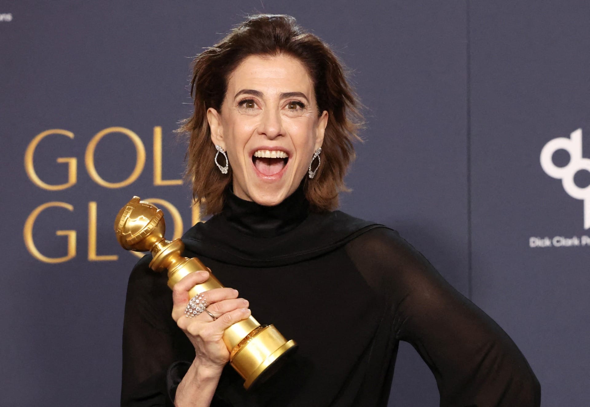 Fernanda Torres posa com o troféu de melhor atriz de drama, vencido no Globo de Ouro de 2025 Foto: REUTERS/Mario Anzuoni