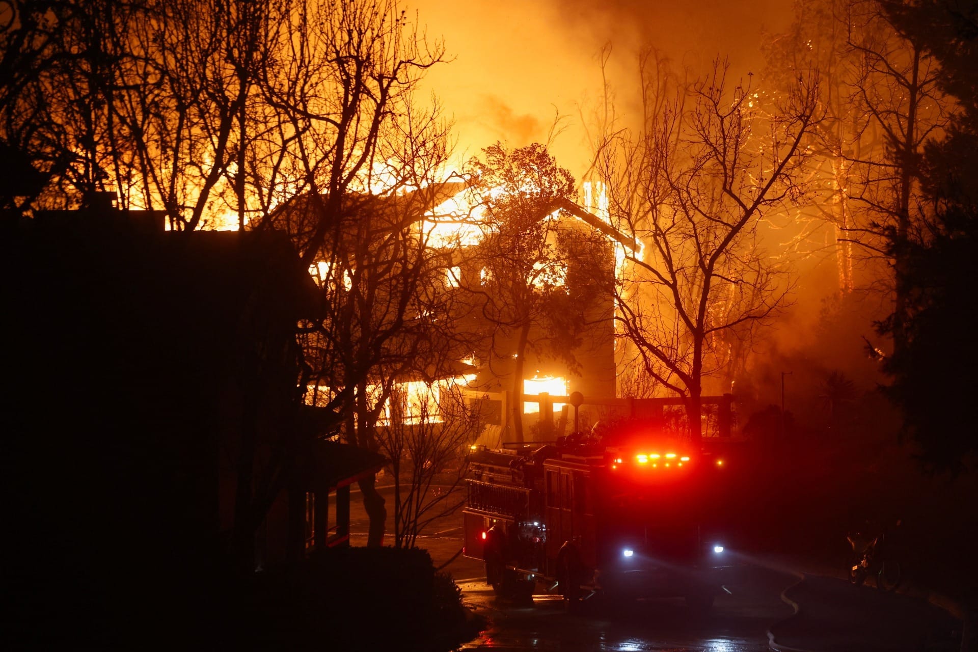 Pai de piloto da Nascar trabalha para combater incêndios na Califórnia; conheça