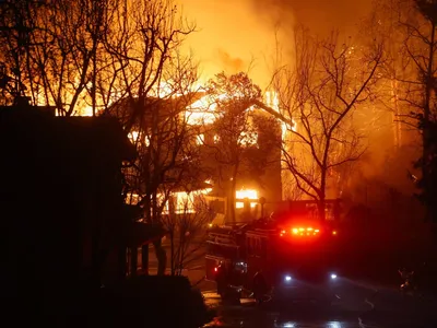 Pai de piloto da Nascar trabalha para combater incêndios na Califórnia; conheça