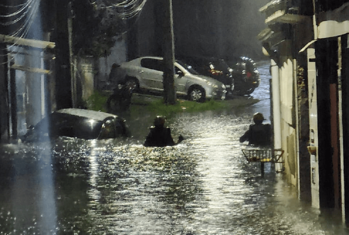 Temporal causa alagamentos e casas ficam debaixo d'água em Paranaguá